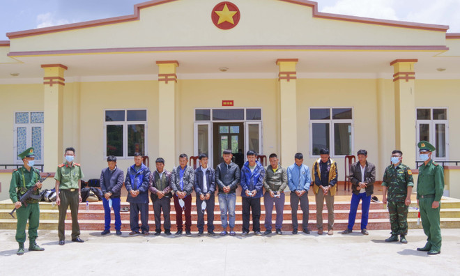 Các đối tượng người Việt Nam tổ chức đưa, đón người Trung Quốc xuất cảnh trái phép sang Lào bị bắt giữ. (Ảnh: TTXVN phát) Điện Biên: Bắt giữ 12 đối tượng tổ chức đưa người xuất cảnh trái phép ảnh 1