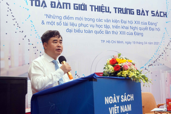 Ông Phạm Minh Tuấn, Giám đốc-Tổng Biên tập Nhà xuất bản Chính trị quốc gia Sự thật chia sẻ về các cuốn sách, tài liệu phục vụ học tập, triển khai Nghị quyết Đại hội XIII của Đảng. (Ảnh: Thu Hoài/TTXVN) Giới thiệu sách, tài liệu phục vụ học tập Nghị quyết Đại hội Đảng XIII ảnh 1