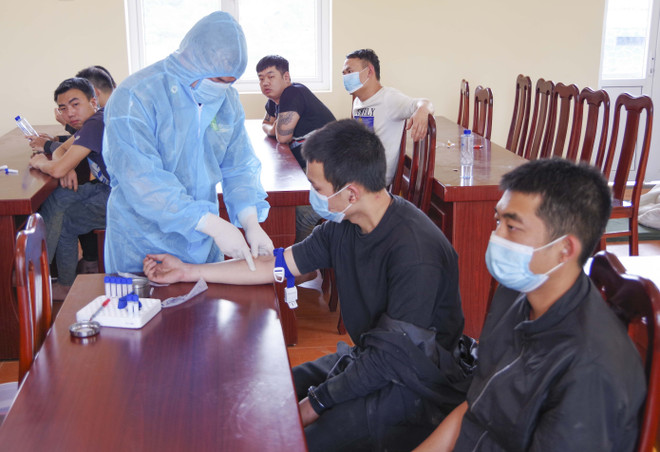 Quân y Bộ đội Biên phòng tỉnh Điện Biên lấy mẫu xét nghiệm nhanh COVID-19 đối với các đối tượng người Trung Quốc. (Ảnh: TTXVN phát) Điện Biên: Bắt giữ 12 đối tượng tổ chức đưa người xuất cảnh trái phép ảnh 2