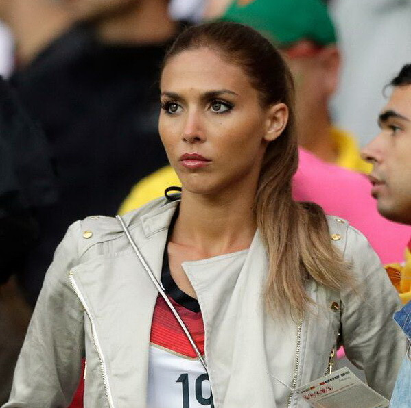 Bạn gái Khedira đẹp rạng ngời cổ vũ Đức thắng Algeria ảnh 5