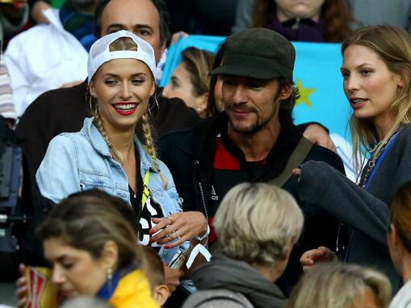 Bạn gái Khedira đẹp rạng ngời cổ vũ Đức thắng Algeria ảnh 3