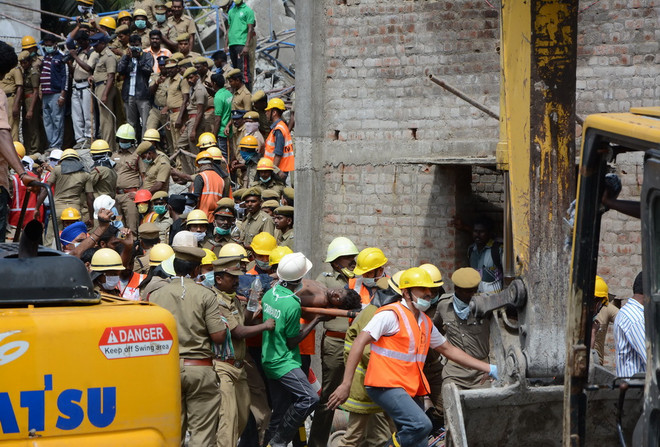 [Photo] Tìm thấy hai người sống sót trong vụ sập nhà ở Chennai ảnh 1