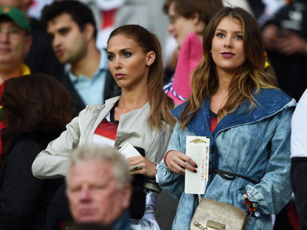 Bạn gái Khedira đẹp rạng ngời cổ vũ Đức thắng Algeria ảnh 4