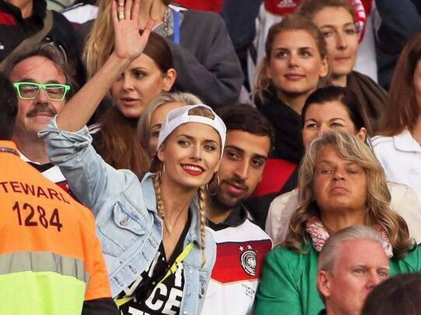 Bạn gái Khedira đẹp rạng ngời cổ vũ Đức thắng Algeria ảnh 2