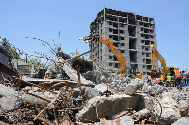 [Photo] Tìm thấy hai người sống sót trong vụ sập nhà ở Chennai ảnh 2