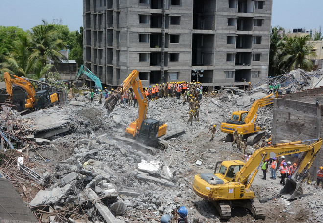 [Photo] Tìm thấy hai người sống sót trong vụ sập nhà ở Chennai ảnh 3