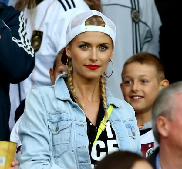 Bạn gái Khedira đẹp rạng ngời cổ vũ Đức thắng Algeria ảnh 1