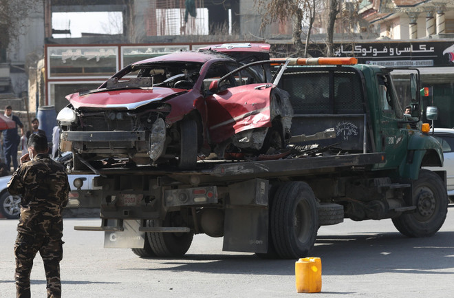 Một chiếc ôtô bị phá hủy trong một vụ đánh bom tại Kabul, Afghanistan, ngày 18/2/2021. (Ảnh: THX/TTXVN) Nổ bom liên tiếp ở Kabul, Mỹ xem lại việc rút quân khỏi Afghanistan ảnh 1