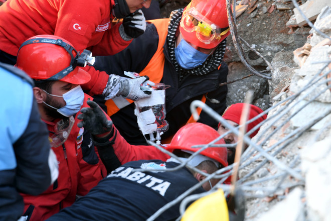 Cụ bà 83 tuổi ở Thổ Nhĩ Kỳ được giải cứu sau 125 giờ mắc kẹt ảnh 1