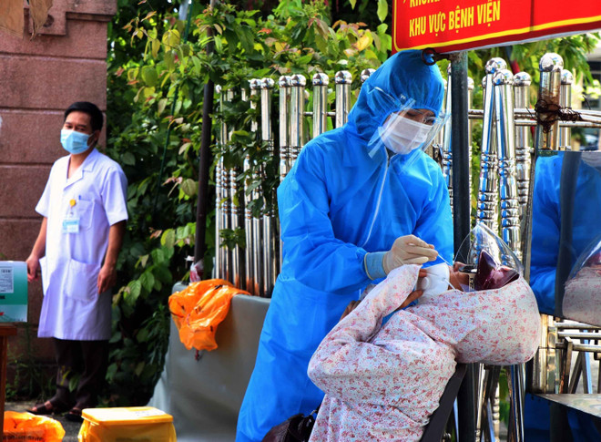 Xét nghiệm COVID-19 cho người dân Hà Tĩnh. (Ảnh: TTXVN) Thêm 6 ca dương tính với SARS-CoV-2 ở Hà Tĩnh, gồm em bé một tuổi ảnh 1