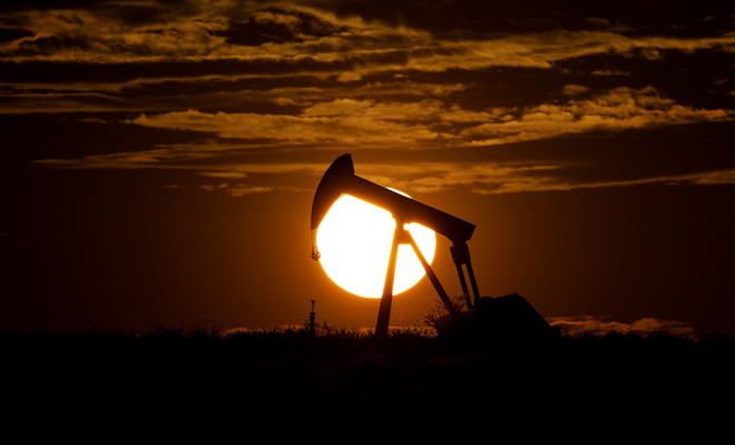 Thị trường dầu mỏ thế giới đứng trước nhiều sóng gió do dịch COVID-19 ảnh 1