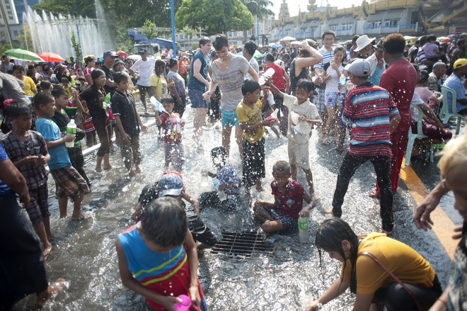 [Photo] Hòa mình vào lễ hội Té nước cổ truyền Myanmar ảnh 2