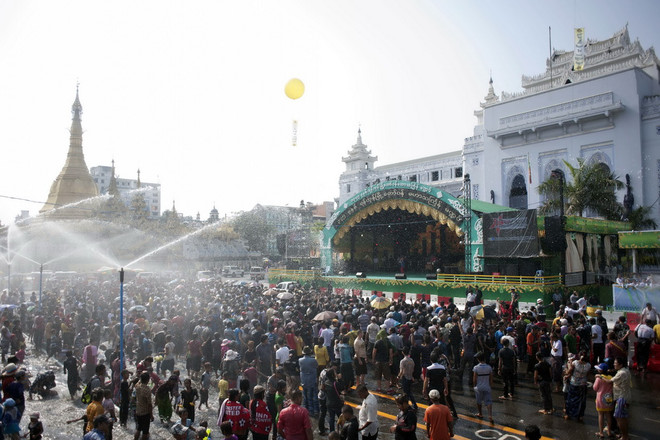 [Photo] Hòa mình vào lễ hội Té nước cổ truyền Myanmar ảnh 1