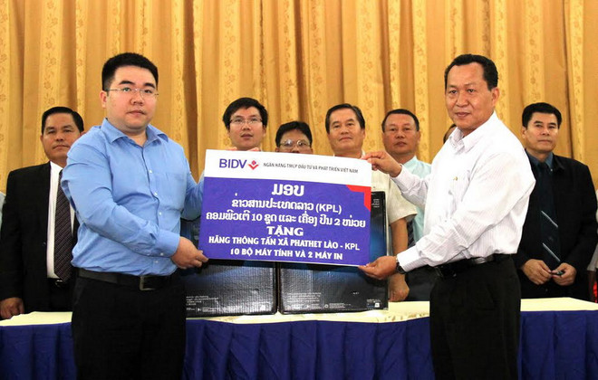 BIDV hỗ trợ phương tiện phục vụ chuyên môn cho báo chí Lào ảnh 1