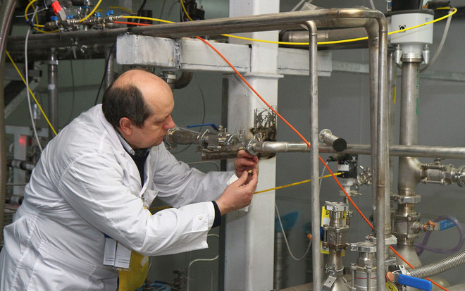 Thanh sát viên IAEA kiểm tra hoạt động làm giàu urani tại một nhà máy hạt nhân của Iran. (Nguồn: AFP) IAEA: Iran đã ngừng chuyển đổi Urani làm giàu cấp độ cao ảnh 1