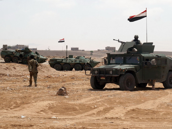 Binh sỹ Yemen tham gia chiến dịch truy quét phiến quân ở Maifaa, tỉnh Shabwa ngày 4/5. (Ảnh: AFP/TTXVN) Yemen: Đụng độ giữa quân đội và phiến quân, 25 người thiệt mạng ảnh 1