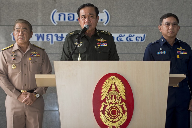 Tư lệnh Lục quân Thái Lan, Tướng Prayuth Chan-ocha (giữa) đề nghị các phe phái đàm phán tìm giải pháp khôi phục ổn định. (Ảnh: AFP/TTXVN) Tư lệnh Lục quân Thái hối thúc các bên đàm phán tìm lối thoát ảnh 1