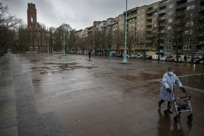Cảnh vắng vẻ tại quảng trường Winterfeldtplatz ở Berlin, Đức trong bối cảnh các biện pháp hạn chế được áp dụng nhằm ngăn chặn sự lây lan của dịch COVID-19 ngày 12/1/2021. (Ảnh: AFP/TTXVN) Các biện pháp đóng cửa ngăn chặn COVID-19 gây sức ép lên kinh tế Đức ảnh 1
