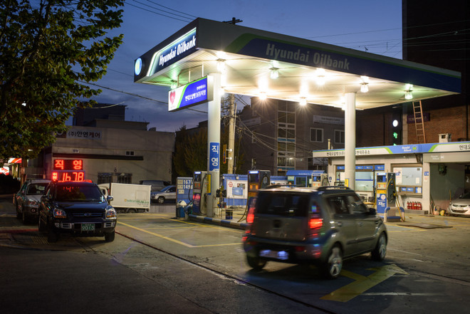Các phương tiện đổ xăng tại trạm xăng ở Seoul, Hàn Quốc. (Ảnh: AFP/TTXVN) Giá xăng tăng 89 ngày liên tiếp làm gia tăng gánh nặng cho Hàn Quốc ảnh 1