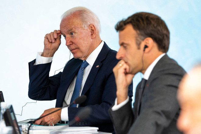 Tổng thống Pháp Emmanuel Macron và Tổng thống Mỹ Joe Biden sẽ điện đàm để giải quyết căng thẳng liên quan tới hợp đồng mua bán tàu ngầm của Australia. (Ảnh: AFP) Lãnh đạo Pháp-Mỹ sẽ sớm điện đàm giải quyết căng thẳng về vụ tàu ngầm ảnh 1