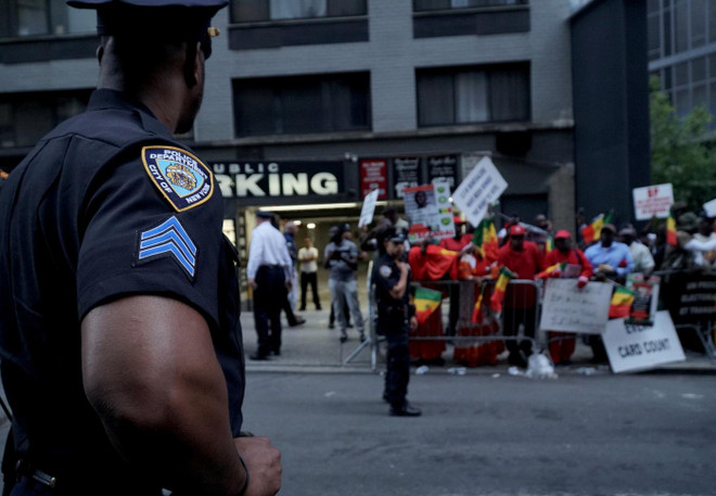 Cảnh sát New York bảo đảm an ninh xung quanh trụ sở Liên hợp quốc. (Ảnh: AFP) Mỹ thắt chặt an ninh tại New York trước thềm Kỳ họp Đại hội đồng LHQ ảnh 1