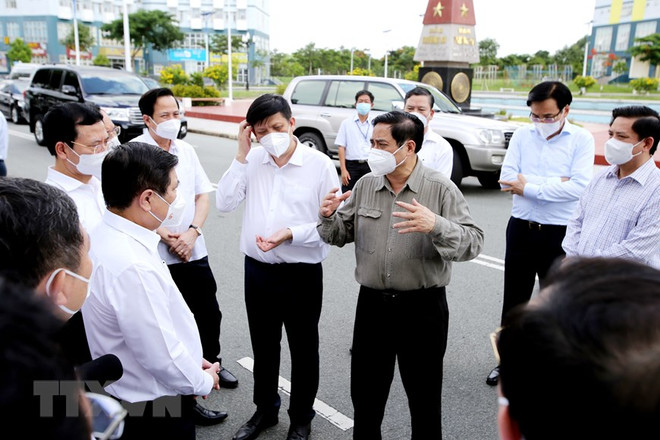 Thủ tướng Phạm Minh Chính kiểm tra tại khu cách ly Ký túc xá Đại học quốc gia Thành phố Hồ Chí Minh. (Ảnh: Thành Chung/TTXVN) TP Hồ Chí Minh giữa những ngày giãn cách: Tinh thần quyết tâm cao độ ảnh 1
