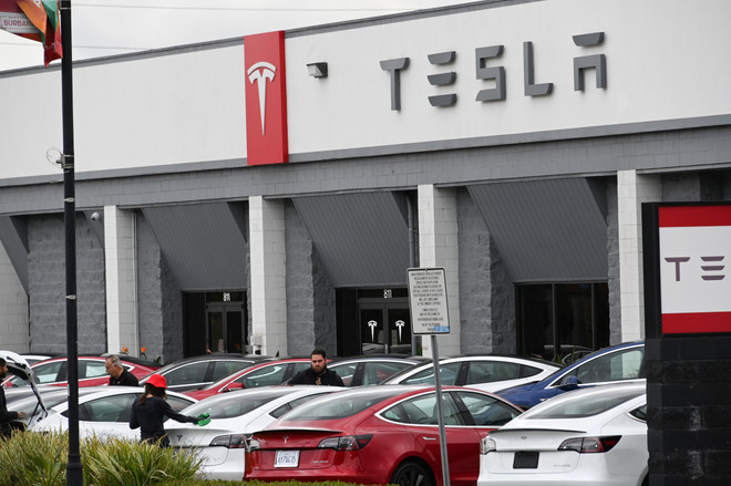 Một cửa hàng của Tesla tại Burbank, California, Mỹ, ngày 24/3/2020. (Ảnh: AFP/TTXVN) Lợi nhuận quý của tập đoàn Tesla lần đầu tiên vượt mốc 1 tỷ USD ảnh 1