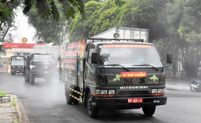 Phun khử khuẩn tiêu độc phòng, chống COVID-19 trên toàn Thành phố Hồ Chí Minh. (Ảnh: Xuân Khu/TTXVN) TP Hồ Chí Minh giữa những ngày giãn cách: Tinh thần quyết tâm cao độ ảnh 3