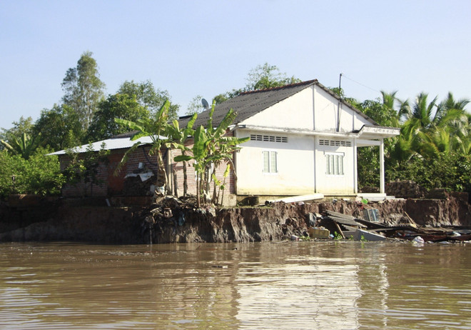 Vĩnh Long: Sạt lở bờ sông Cổ Chiên làm 13 căn nhà rơi xuống sông ảnh 1