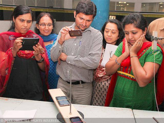 Ấn Độ cấm nhập khẩu mặt hàng sữa và điện thoại Trung Quốc ảnh 1