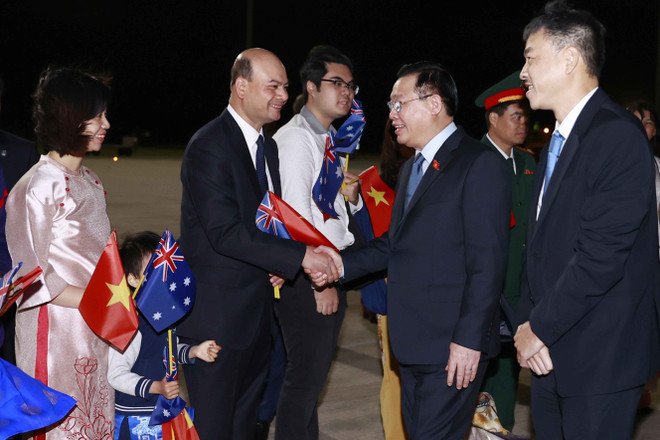 Lễ đón Chủ tịch Quốc hội Vương Đình Huệ tại sân bay quân sự Fairbairn, thủ đô Canberra. (Ảnh: Doãn Tấn/TTXVN) Giáo sư Thayer: Australia muốn nâng cấp quan hệ đối tác với Việt Nam ảnh 1