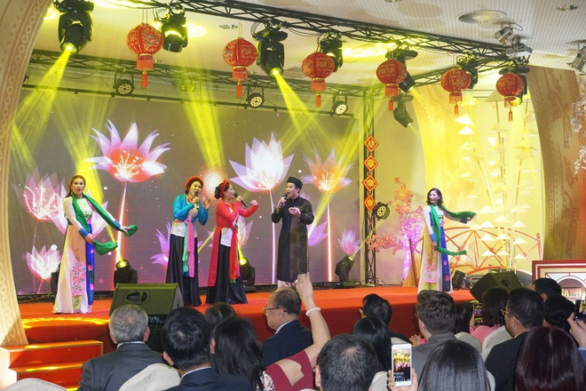 Cộng đồng người Việt tại CH Séc đoàn kết cùng nhau hướng về quê hương ảnh 2