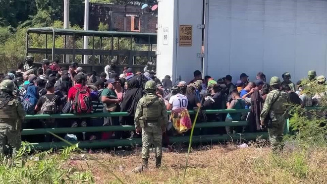 Người nhập cư trốn trong một chiếc xe tải ở bang Chiapas, Mexico. (Ảnh: Reuters) Mexico phát hiện 269 người trốn trong một chiếc xe đầu kéo ảnh 1