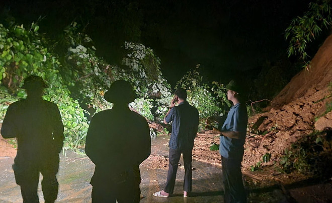 Yên Bái: Mưa lớn gây nhiều thiệt hại, tạm dừng chạy tàu Hà Nội-Lào Cai ảnh 1