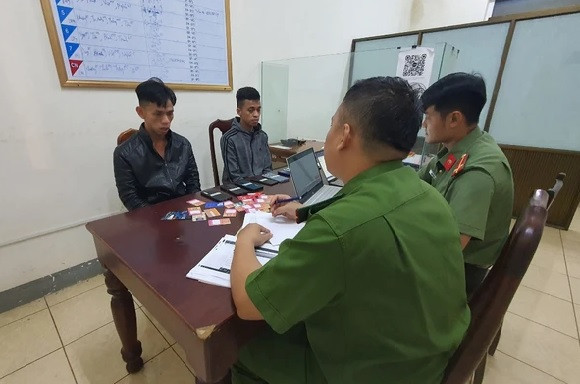 Tạm giữ hai đối tượng lừa cho vay tiền, chiếm đoạt hơn 5 tỷ đồng ảnh 1