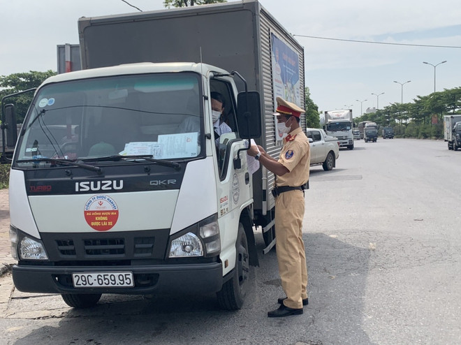 Xe tải ngoài diện “luồng xanh” chở 1,5 tấn gà chết không rõ nguồn gốc ảnh 1