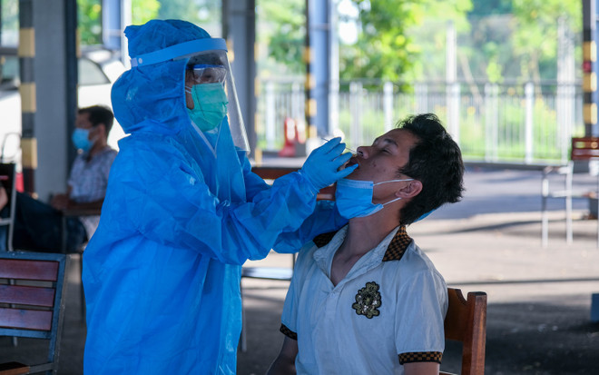 Sinh viên Đại học Y Dược Cần Thơ tham gia trực chốt kiểm dịch COVID-19 ảnh 1