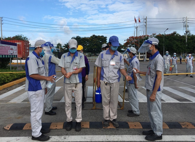 Công ty Trách nhiệm hữu hạn ắcquy CSB Việt Nam (Khu công nghiệp Nhơn Trạch 1) thực hiện rửa tay sát khuẩn đối với mọi công nhân ra vào. (Ảnh: Công Phong/TTXVN) Đồng Nai: Phòng dịch trong doanh nghiệp, đảm bảo sản xuất an toàn ảnh 1