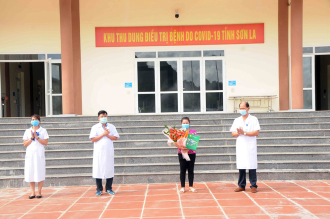 Trao Quyết định khỏi bệnh và xuất viện cho bệnh nhân 4367. (Ảnh: Quang Quyết/TTXVN) Bệnh nhân COVID-19 đầu tiên tại Sơn La được điều trị khỏi ảnh 1