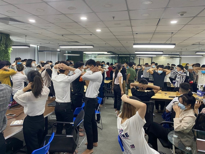 Văn phòng Công ty TNHH MTV ANT Group (Cầu Giấy, Hà Nội), nơi có gần 100 nhân viên gọi điện hoặc thông qua mạng xã hội để quảng cáo, môi giới, tư vấn người đầu tư tham gia sàn Hitoption.net. (Ảnh: TTXVN phát) Phá chuyên án chiếm đoạt tài sản qua sàn giao dịch Hitoption.net ảnh 2