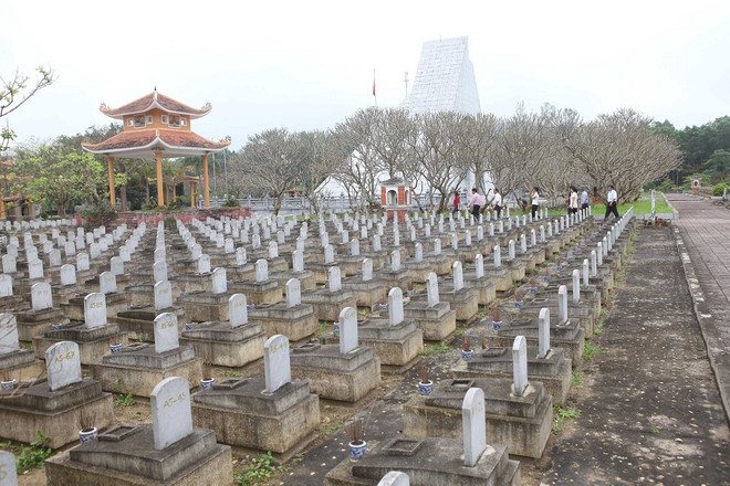 [Photo] Tận tâm với nghề quản trang tại nghĩa trang Việt-Lào ảnh 1