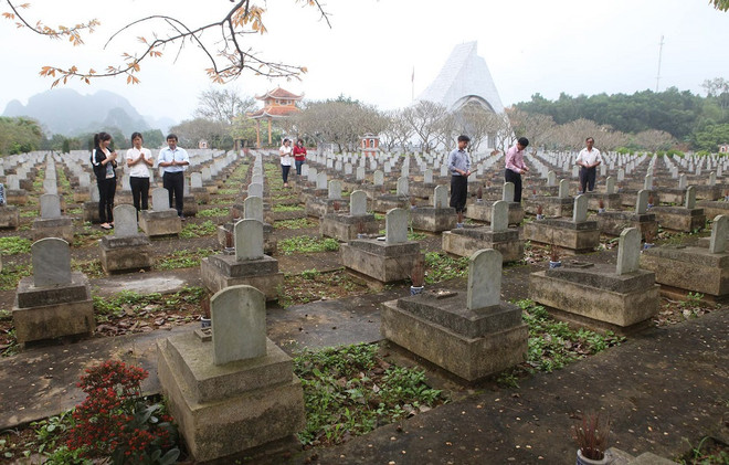 [Photo] Tận tâm với nghề quản trang tại nghĩa trang Việt-Lào ảnh 2
