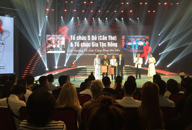 Trao Giải thưởng Dải băng đỏ năm 2019 cho tổ chức cộng đồng tiêu biểu. (Ảnh: Đinh Hằng/TTXVN) Tạo dấu ấn mạnh mẽ trong phong trào phòng, chống HIV/AIDS ảnh 1