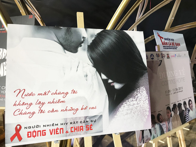 Một trong những thông điệp của Giải thưởng Dải băng đỏ năm 2019. (Ảnh: Đinh Hằng/TTXVN) Tạo dấu ấn mạnh mẽ trong phong trào phòng, chống HIV/AIDS ảnh 2