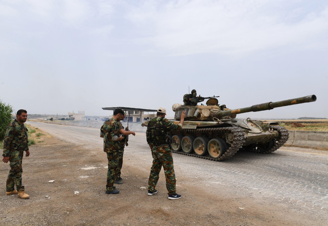 Binh sĩ quân đội Syria giao tranh với phiến quân tại Hama. (Ảnh: AFP/TTXVN) Quân đội Syria tăng cường truy quét khủng bố tại Idlib và Hama ảnh 1