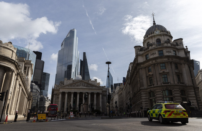 Séc ban bố tình trạng khẩn cấp, Anh cân nhắc tăng cường kiểm soát dịch ảnh 1