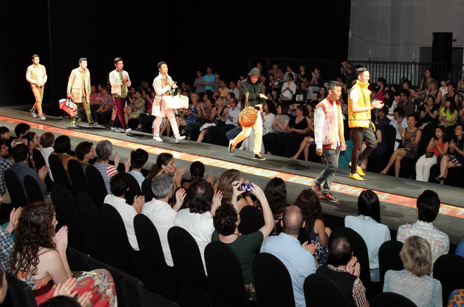 [Photo] Rực rỡ sắc màu cùng Tuần lễ thời trang Thu-Đông 2014 ảnh 6