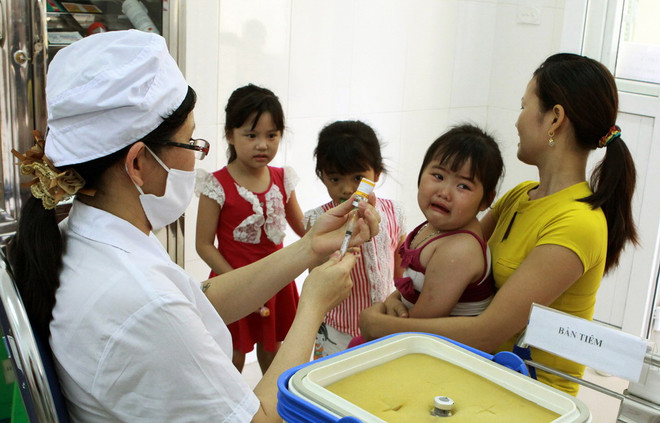 [Photo] Hà Nội: Tiêm phòng sởi miễn phí cho trẻ 2-10 tuổi ảnh 3