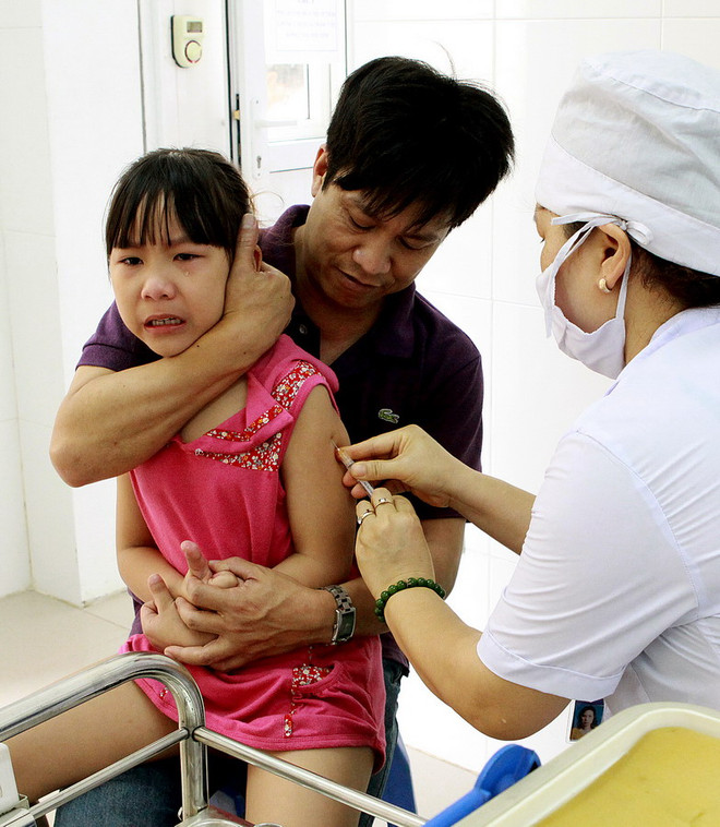 [Photo] Hà Nội: Tiêm phòng sởi miễn phí cho trẻ 2-10 tuổi ảnh 4