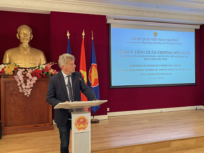 Bí thư toàn quốc Đảng cộng sản Pháp, Fabien Roussel, phát biểu tại buổi lễ. (Ảnh: Thu Hà/Vietnam+) Truy tặng Huân chương Hữu nghị của Việt Nam cho một người bạn Pháp ảnh 3